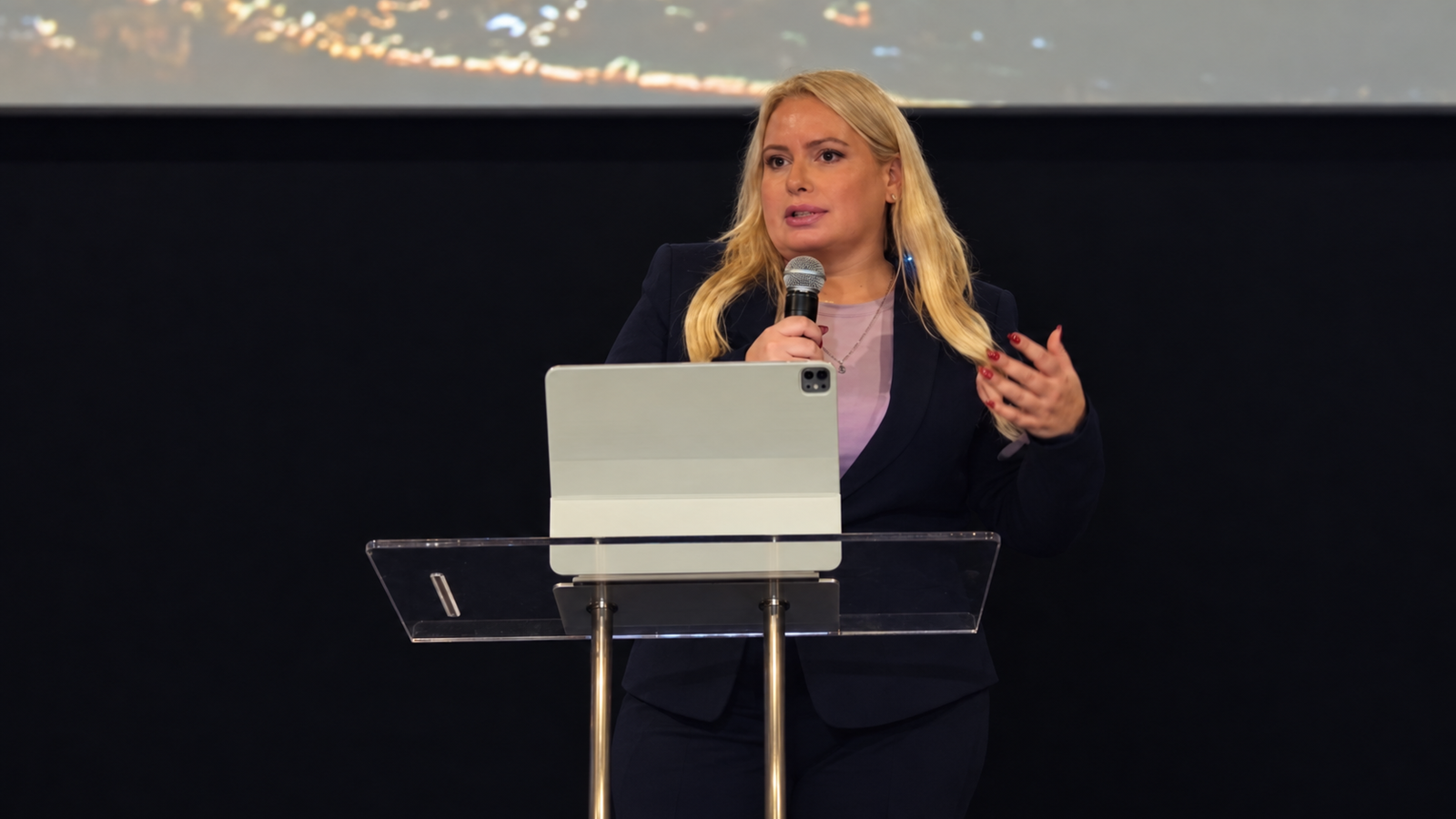 Saray Limiñana predicando en Unción y Gloria